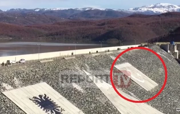 Οργισμένοι Αλβανοί ξήλωσαν τουρκική σημαία από φράγμα τουρκικής εταιρίας (βίντεο)